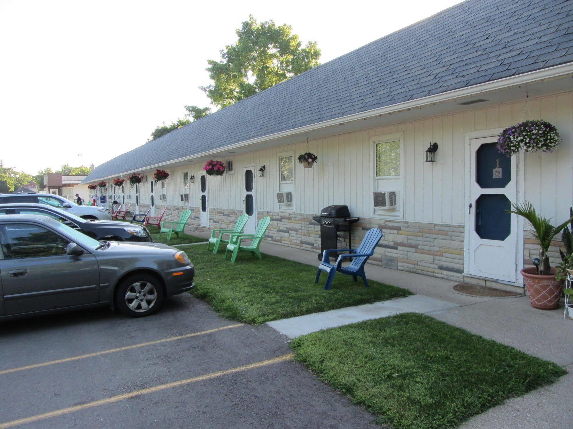 The Maplewood Motel 2*
